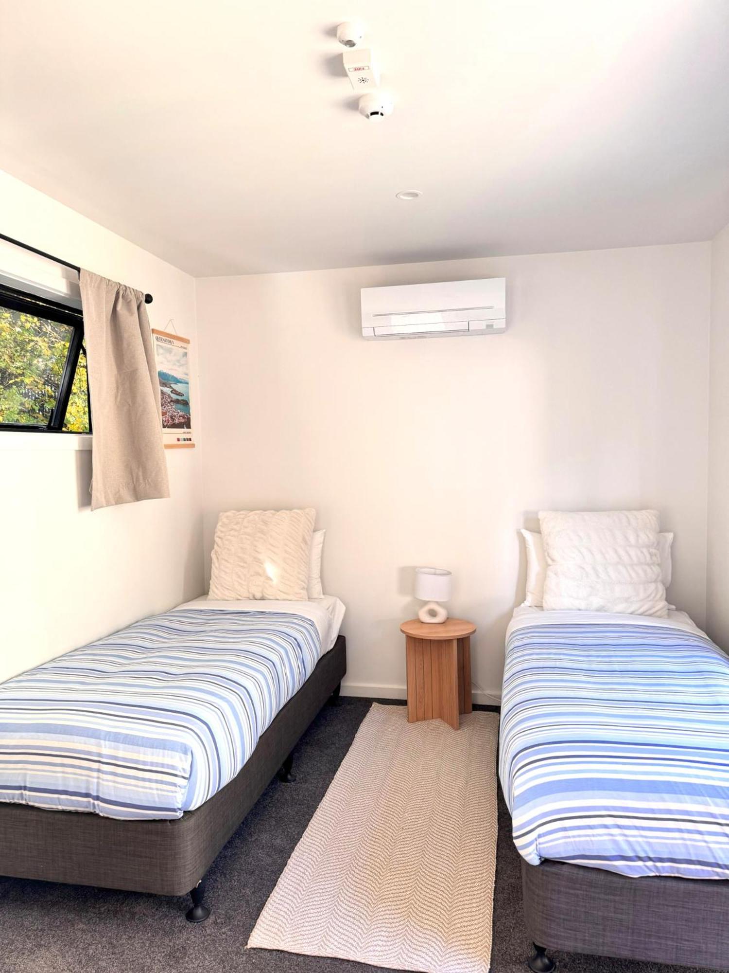 The Flaming Kiwi Backpackers Hostel Queenstown Exterior photo