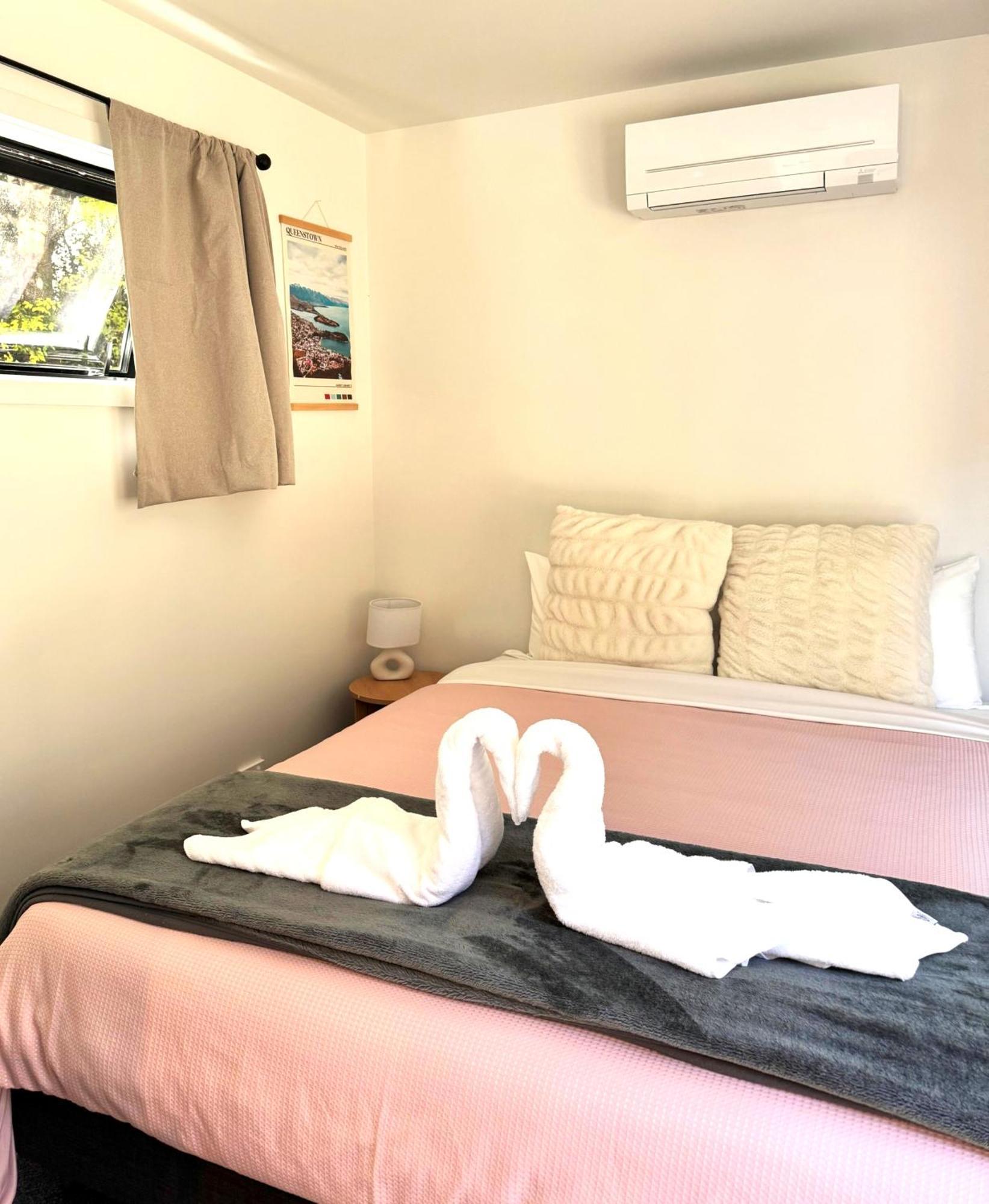 The Flaming Kiwi Backpackers Hostel Queenstown Exterior photo